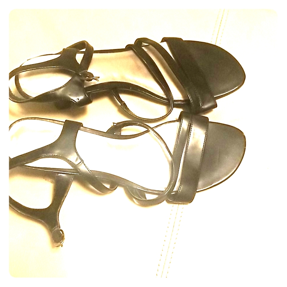Kitten heel black sandals